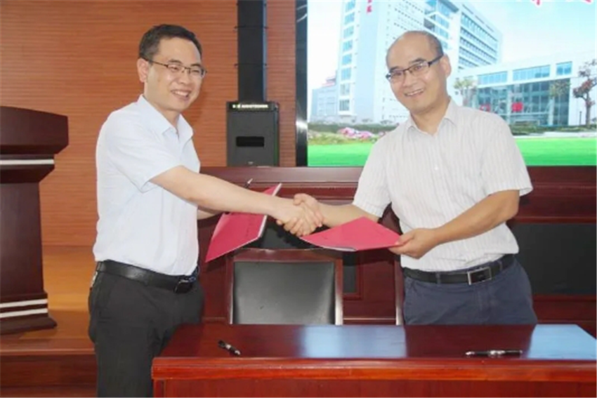 (王红星教授与东台市卫健委党委委员,副主任曹国平共同为工作室揭牌)