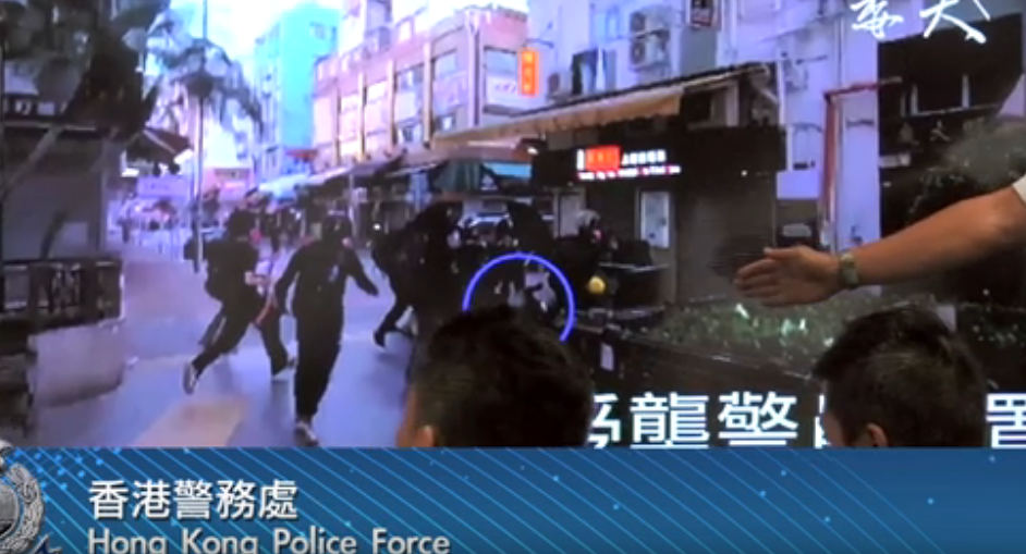 当天暴徒曾追打围殴一名警员  警方记者会片段
