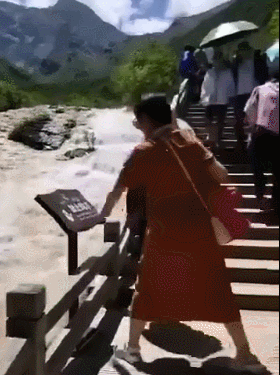 女子在景区内故意推倒多个导览牌、垃圾桶