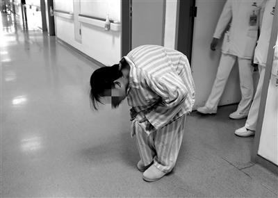 四次手术,"折刀女孩"能仰望天空了|强直性脊柱炎|折刀|手术_新浪新闻
