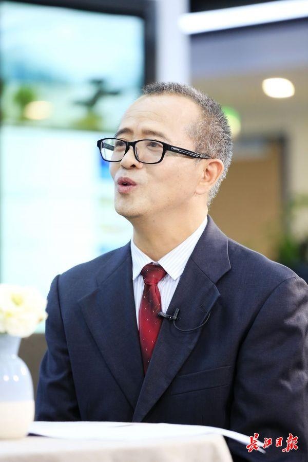 (图为武汉市中医医院急诊科主任李旭成. 记者柯志刚 摄)