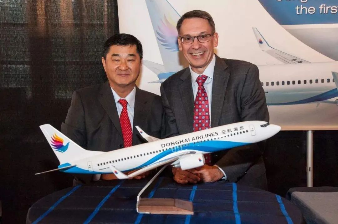 图左是黄楚标2012年,时任香港特首曾荫权被爆出以大幅低于市场价的