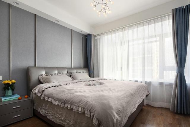 主卧床头背景用金属线条搭配灰色调壁纸,皮质床既舒适又和整体空间