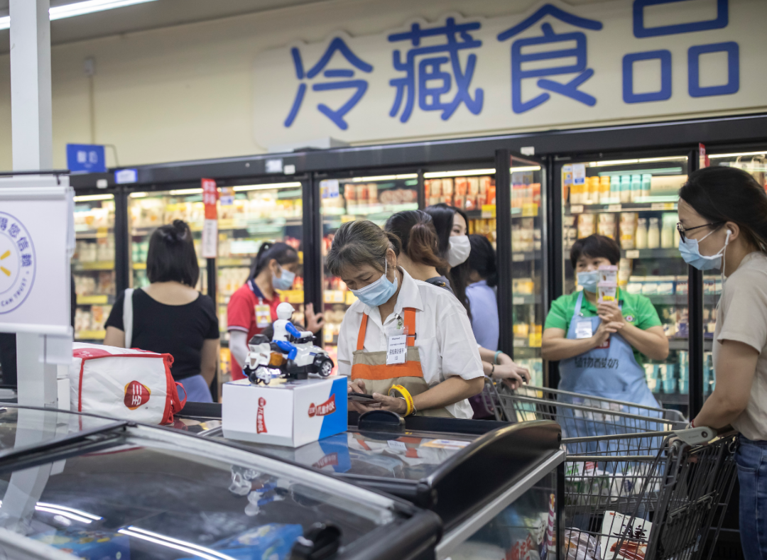 市民在超市购物均紧戴口罩，防疫不敢松懈。广州日报全媒体记者 陈忧子 摄