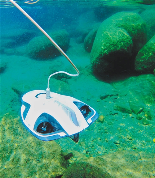 商用水下智能清洗机器人“海若01”正在水下工作。 （资料图片）