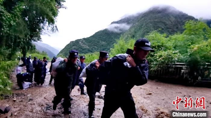 图为西藏出入境边防检查总站执法调查支队五队救灾小分队救灾现场。　仁青旺堆 摄