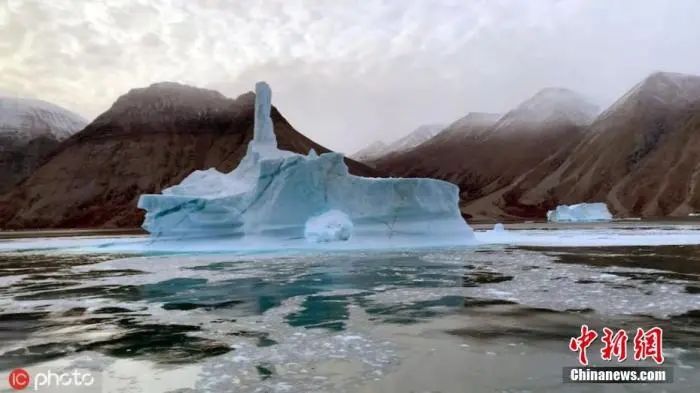 资料图：2019年9月24日报道，日前，摄影师 Nicola Bayes 在格陵兰岛东部进行了一次摄影探险，意外撞见一座冰山崩塌的震撼瞬间。图片来源：ICphoto