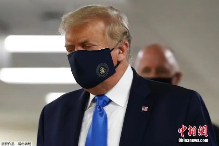 资料图：美国总统特朗普首次公开佩戴口罩。