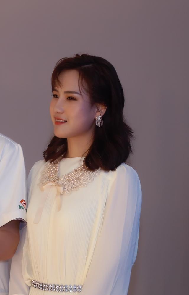 23岁"歪脸女孩"脱胎换骨惊艳众人,拒绝当网红