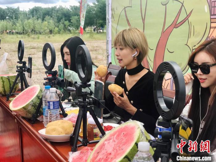 网红直播带货,推介西安镇特产. 李泽阳 摄