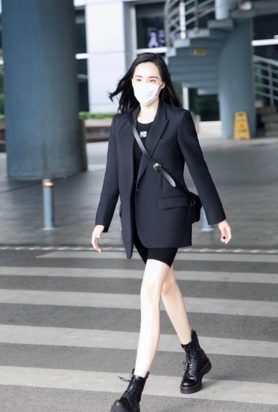 鞋履搭配建议:高跟鞋已经不再是现如今最流行的单品,相较于高跟鞋来说