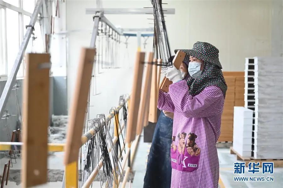 福建省瑞祥竹木有限公司的员工在竹制家具喷漆线上工作（4月11日摄）。新华社记者 林善传 摄