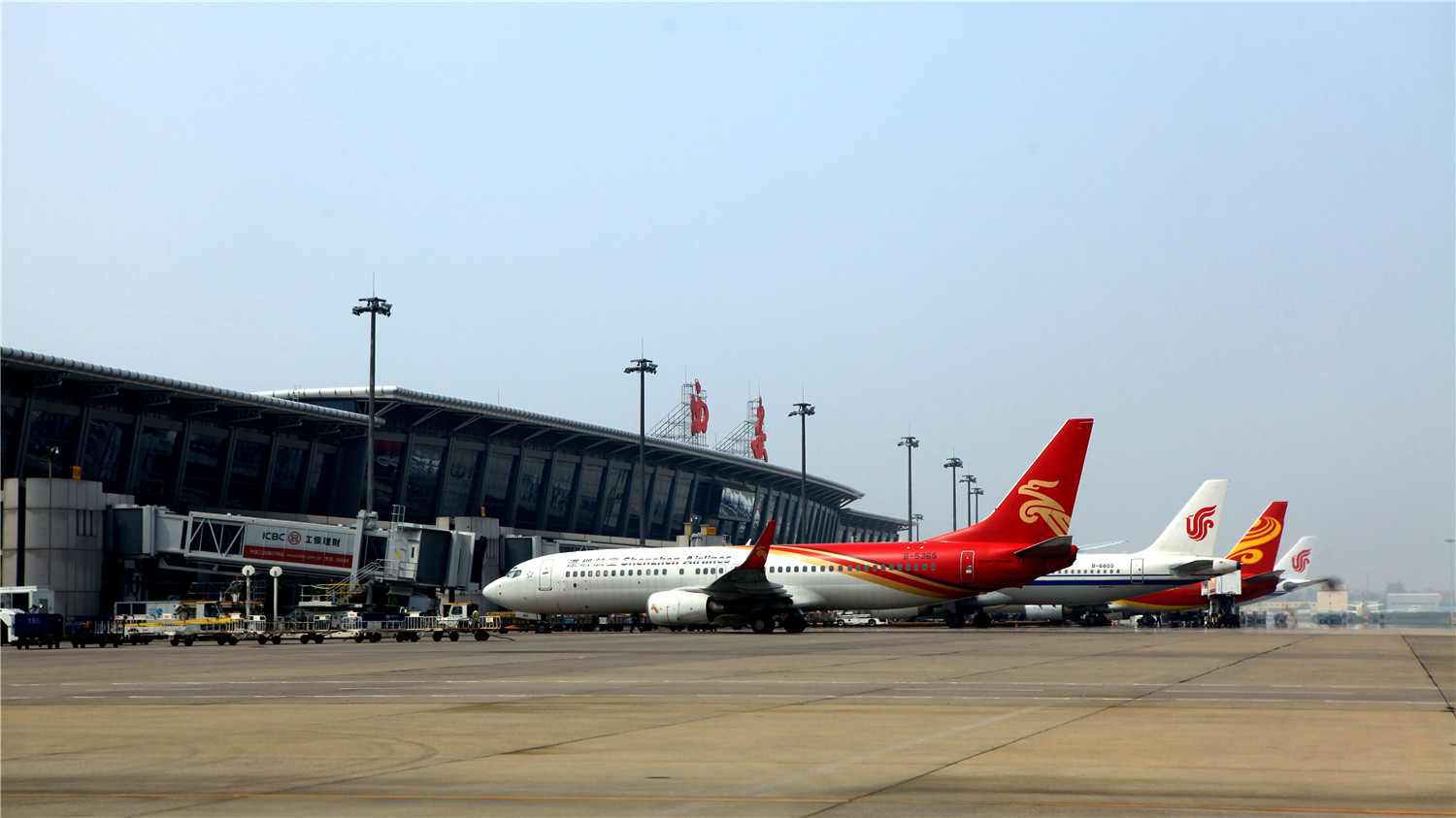 西安咸阳国际机场暑期日均客运量和航班量不断回升.