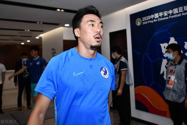 大连人俩前国脚替补席指手画脚,战况令人眉头紧锁|赵旭日|郑龙|大连