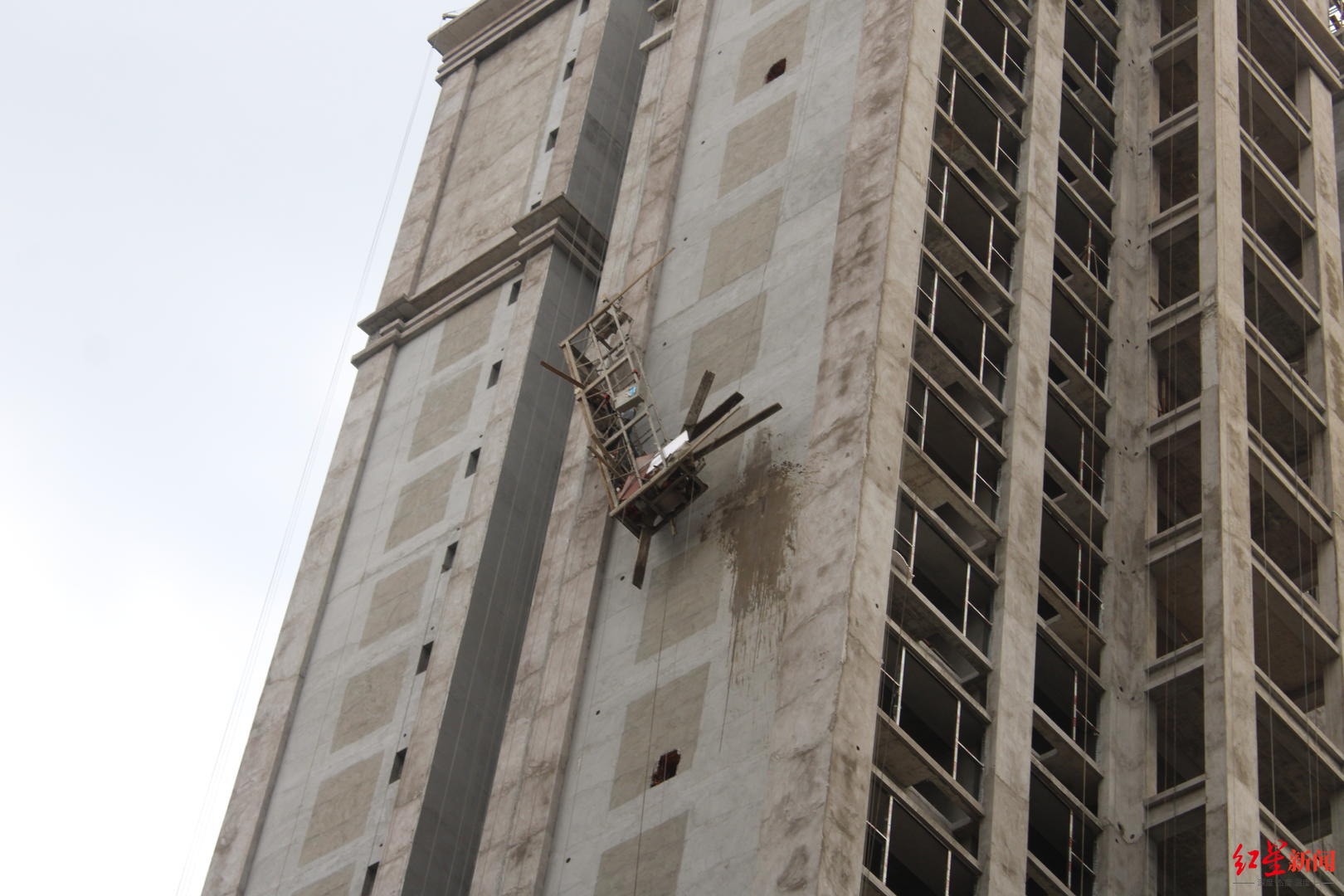险!吊篮一端钢绳断裂, 抹灰工被困50米高空