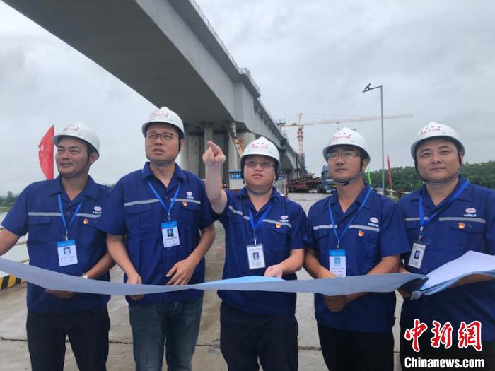 f4f6-ixvrvsp0267503.jpg插图 图为,赣深高铁郭屋村跨东江双线特大桥合龙现场 田静 摄