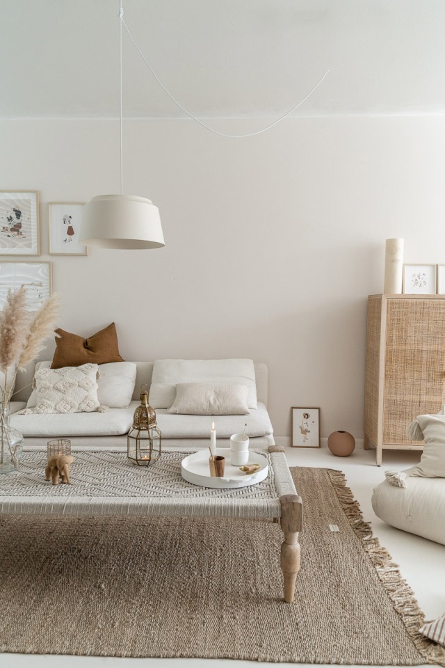 雅诗澜这款浅米色墙布,搭配简单线条的装饰,清新的绿植与纯色的家具