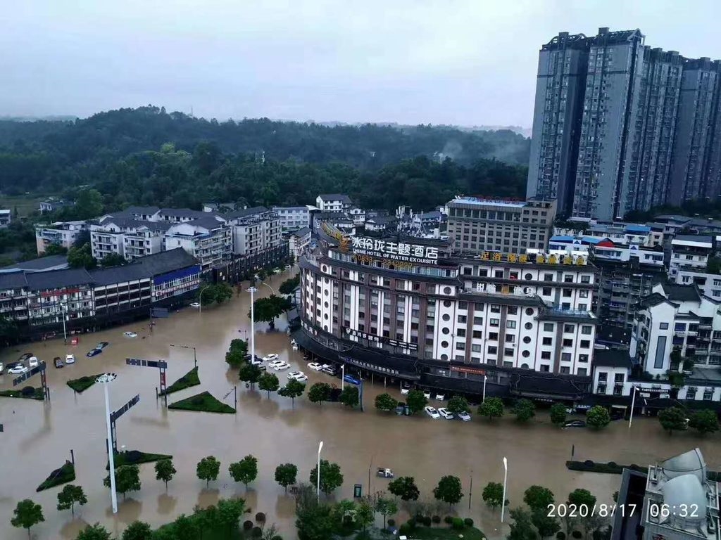暴雨淹路 乐山公安出动"摆渡车"接送市民
