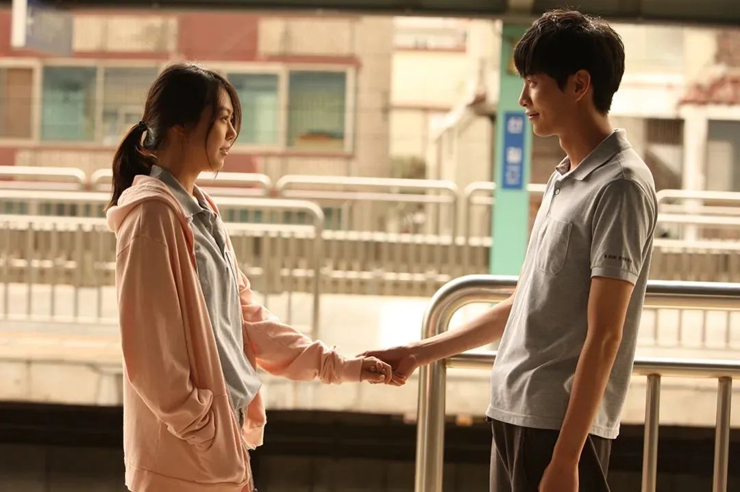 不找真人谈恋爱年轻人沉迷于虚拟恋人你怎么看