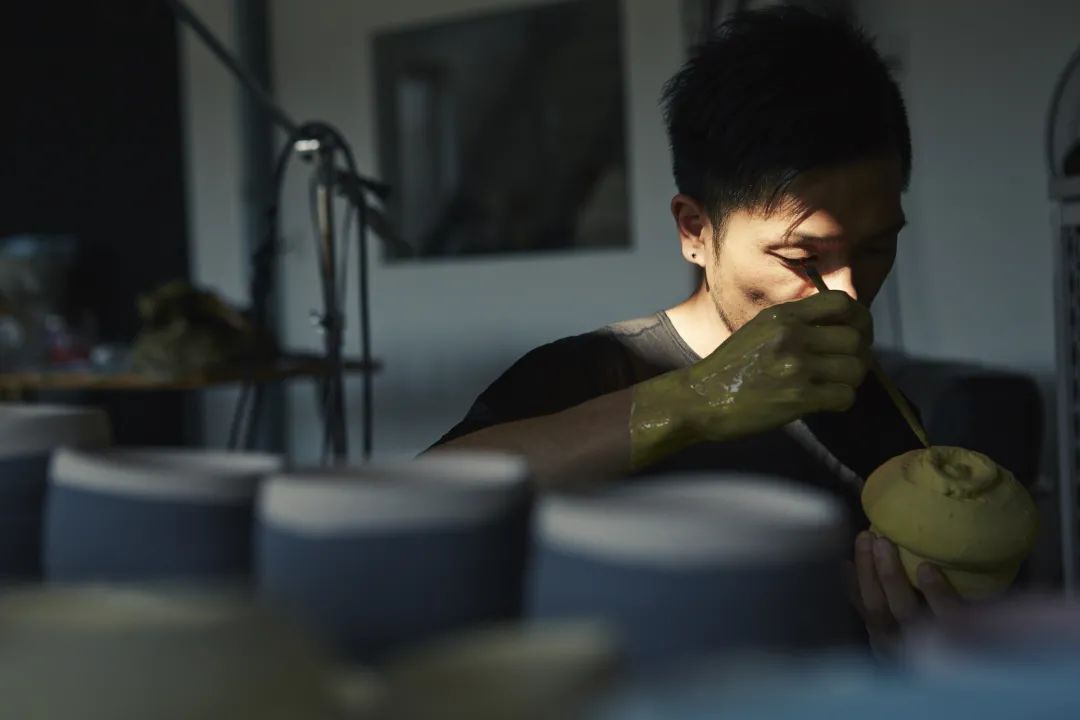 桑田卓郎 一只日式茶碗的爆裂与重构 桑田 茶碗 陶艺家 新浪新闻