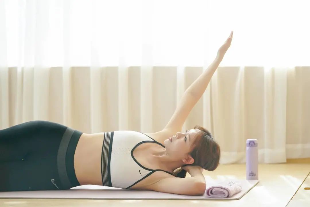 努力健身的李艾可真美啊,即使是穿着朴素的黑白健身服也这么的清丽