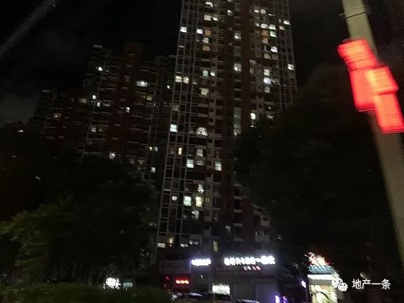 夜晚十点，此为大亚湾当地亮灯率较高的楼盘。张子怡摄