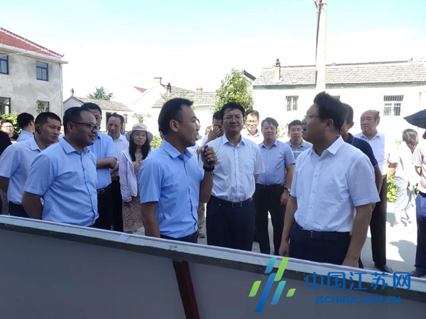 海南镇党委书记施康振为参会领导详细介绍了南蒋村近