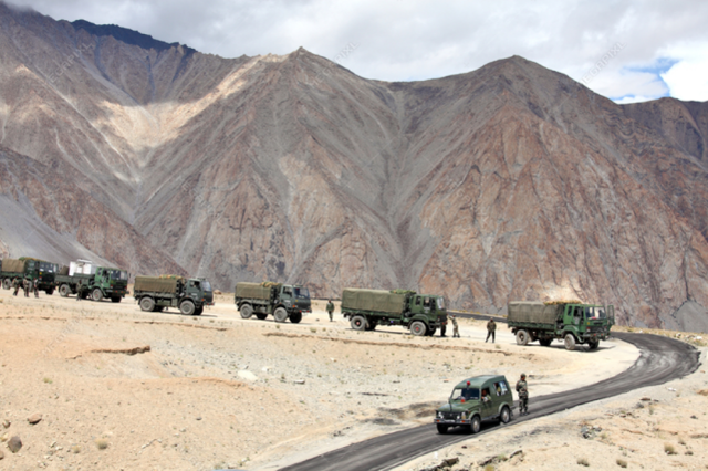  印度陆军在高海拔地区运输物资