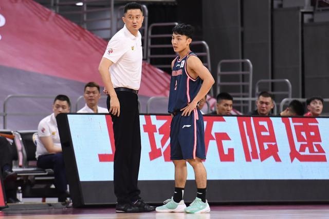 广东男篮主帅杜锋谈易建联受伤:他太拼 太有责任心