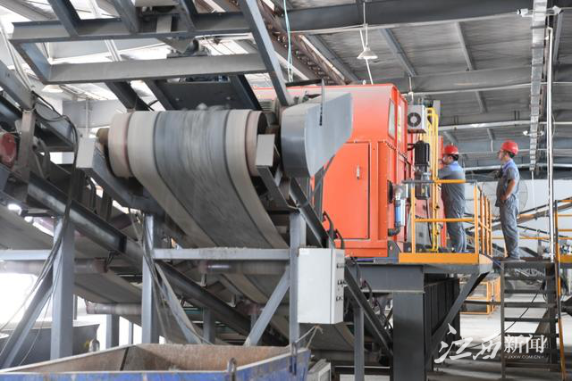 【赣州经开区30周年】智能选矿:拣石成"金"