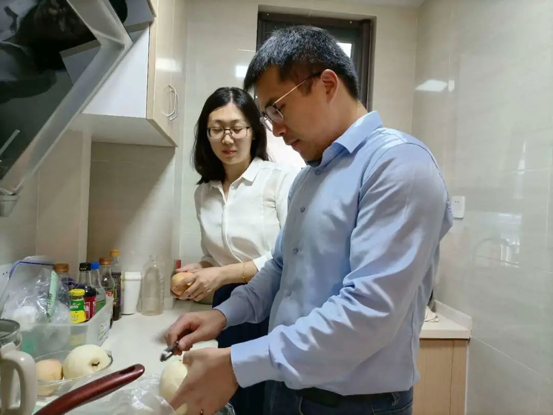 为了"金融30条"发布,夫妻俩错过情人节,他们说:并肩奋斗在临港,更浪漫