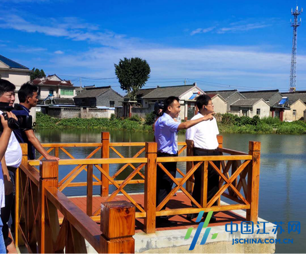 海南镇党委书记施康振为参会领导详细介绍了南蒋村近