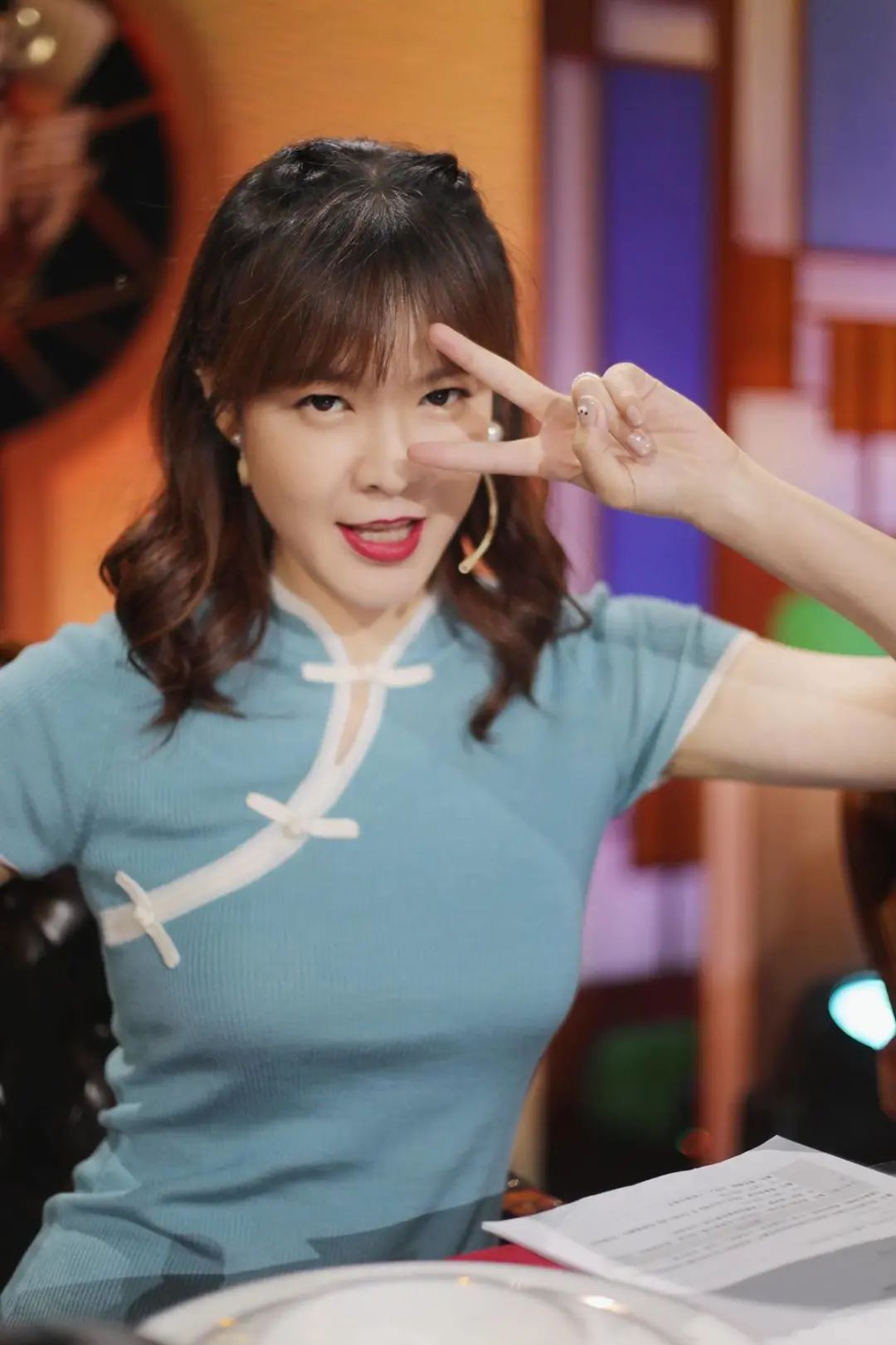 李艾当妈后气质更好了!裸色针织衫搭白裤子温婉大气,女神范十足