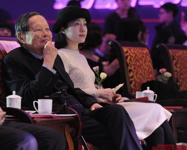 翁帆嫁给杨振宁图啥她的第一段婚姻足以说明她只是个单纯女孩