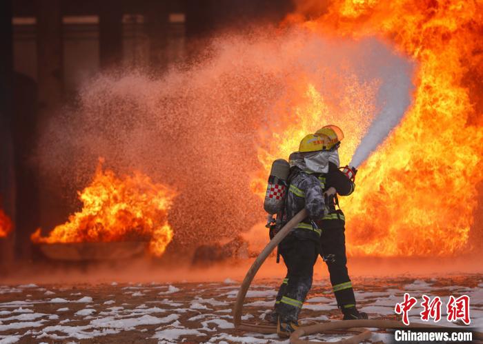 图为甘肃消防员进行救火演练.(资料图)甘肃消防供图