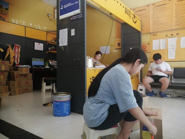 为帮父亲分担压力 高考后她打暑假工赚钱