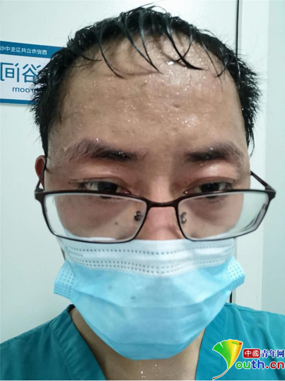 汗流浃背.