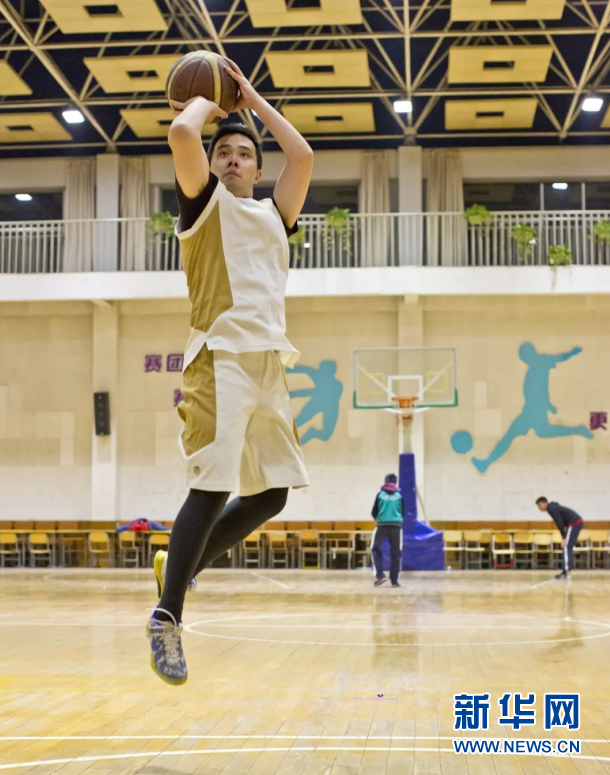 韩书俊打篮球图片