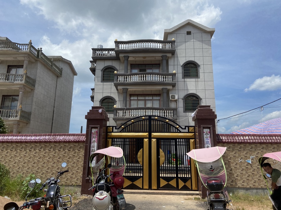乐安县山砀镇山砀村路边一处民居,康怡(化名)父母被持凶器的曾春亮杀害,康怡7岁外甥伤重。 本文图均来自澎湃新闻