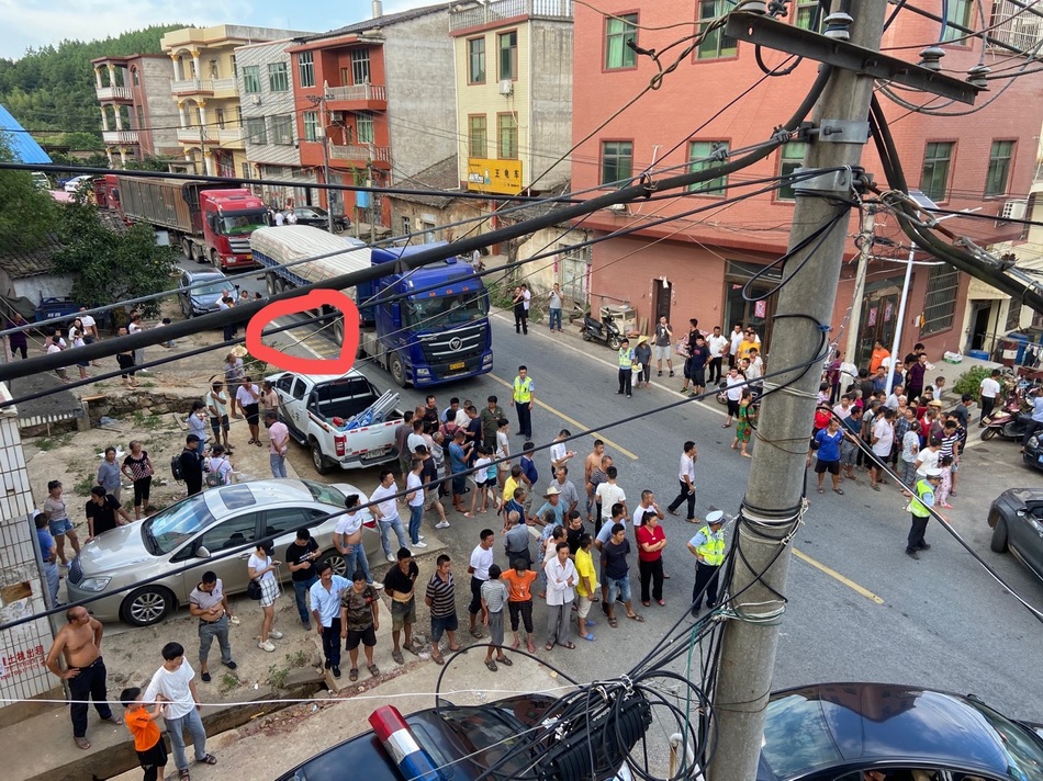 曾春亮被抓后，航桥村十字路口涌出很多村民，警方很快将曾春亮带走，所骑摩托车拉走。