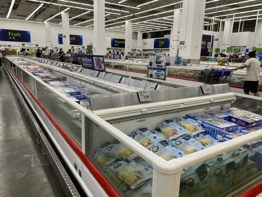 超市进口冰鲜区，顾客正在选购。（图片拍摄：卢奕贝）