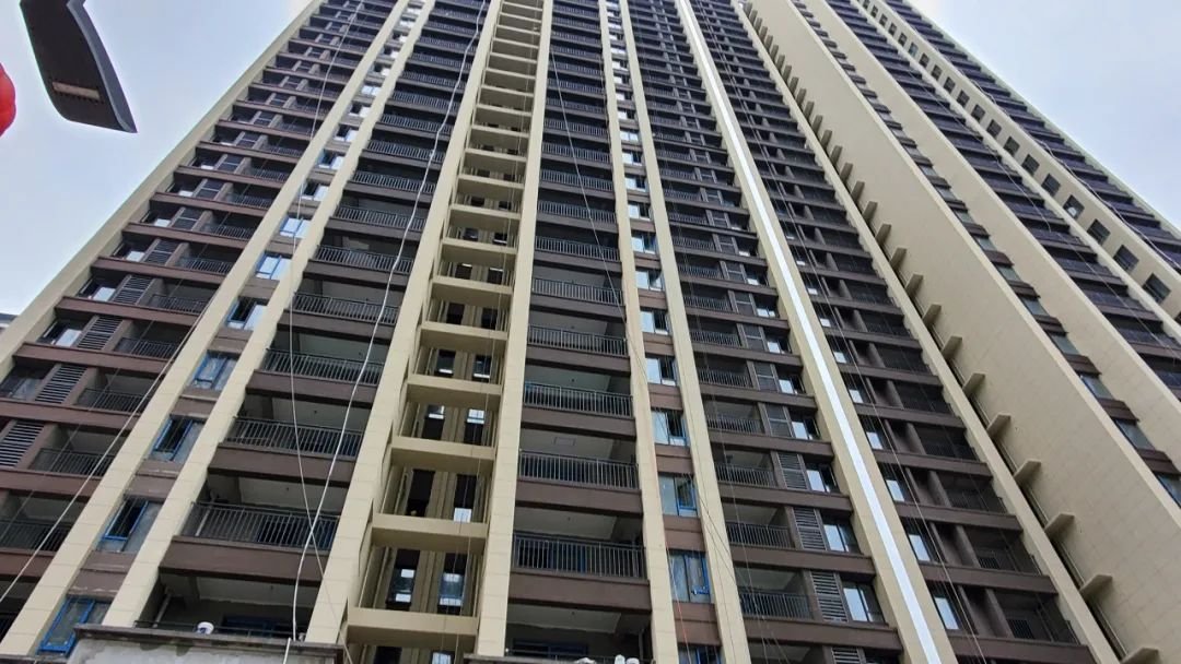 项目高层的建设情况,也采取了连廊的设计,有部分水电的引线从上至下.