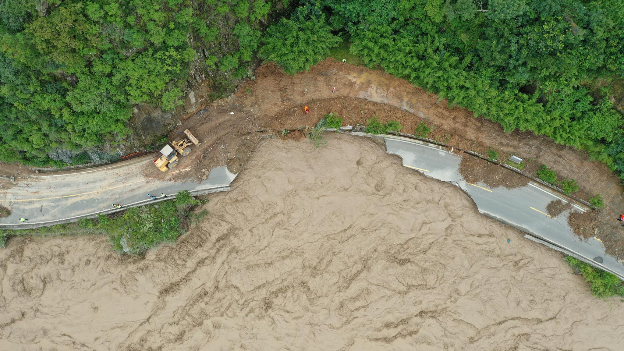 直击甘肃文县暴洪灾情受灾区域道路通讯中断江水没过国道