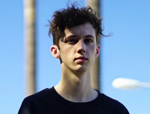 以"网络红人"身份进军欧美乐坛的戳爷,在12岁时就创作出个人ep《dare