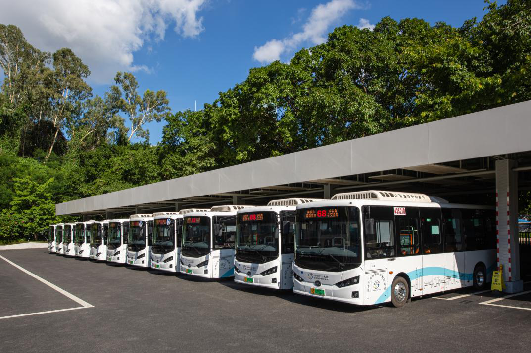 深圳巴士集团在莲花山公交总站举行"5g引领智慧公交"启动仪式,在"三八