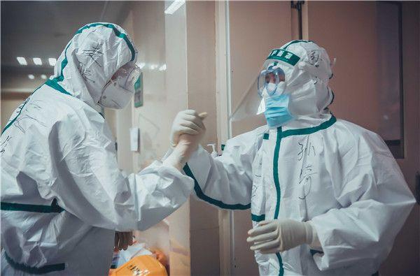 中国医师节将至致敬抗疫一线医护人员