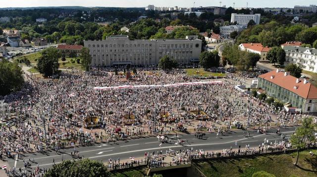 白俄罗斯20多万人爆发该国史上最大规模抗议，要求总统下台