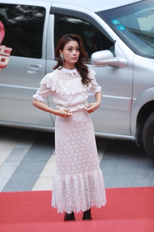 容祖儿穿蕾丝套裙装清纯小肚子赘肉泛滥40岁了还怎么嫩