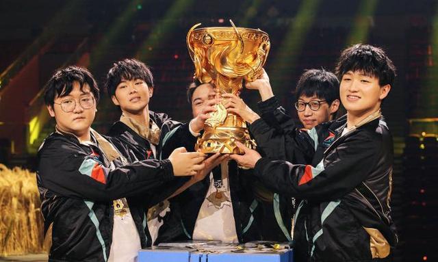 ts队员捧起2020王者荣耀世界冠军杯.供图.