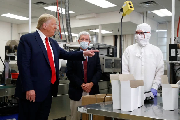  特朗普不戴口罩参观工厂，图源：美联社